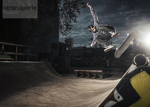 Skateboardfahren auf Mini-Rampe  Bigspin-Flip  Berlin  Deutschland