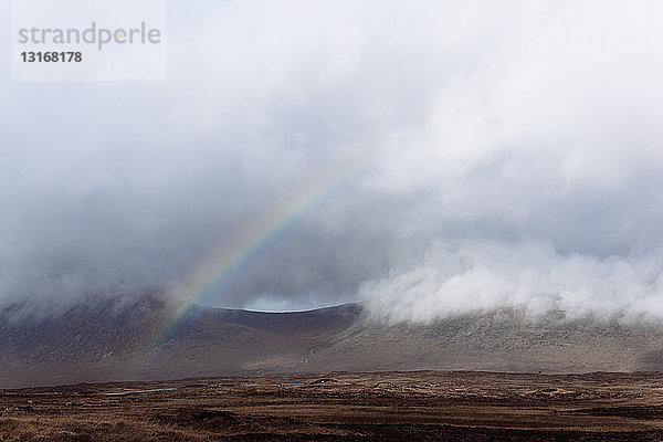 Regenbogen in Wolken  Glencoe  Schottische Highlands  Schottland