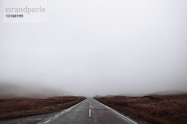 Leere Straße in Wolken  Glencoe  Schottische Highlands  Schottland