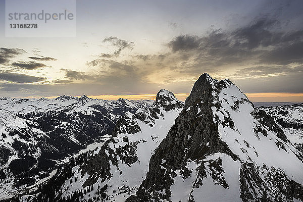 Schneebedeckte Berge  Kellenspitze  Tannheimer Berge  Tirol  Österreich