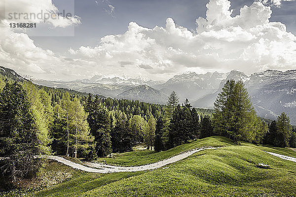 Landschaftsbild  Heiligkreuz  Alta Badia Südtirol  Italien