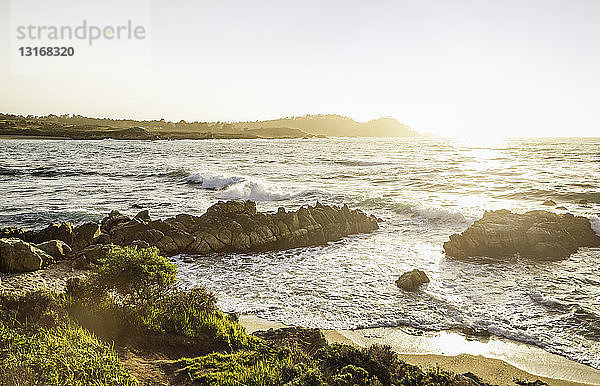 Sonnenlicht über dem Meer  Gebiet Monterey Bay  Kalifornien  USA