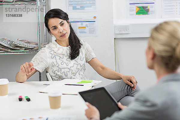 Geschäftsfrauen in Diskussion im Sitzungssaal