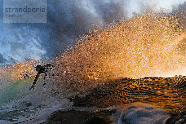 Surfer bei Sonnenuntergang  Rilleys  Kilkee  Clare  Irland