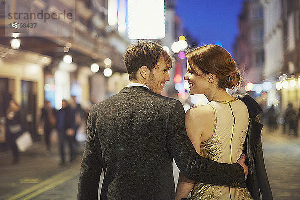 Ehepaar auf der Straße bei Nacht  London  England