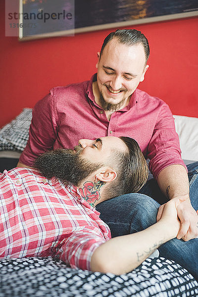 Schwules Paar beim Plaudern im Schlafzimmer