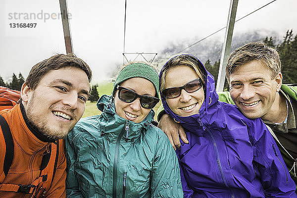 Vier erwachsene Freunde posieren für Selfie in der Seilbahn  Fil de Cassons  Segnesboden  Graubünden  Schweiz