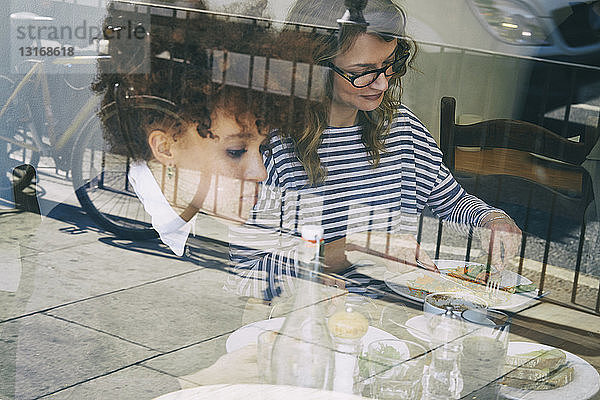 Cafe-Fensteransicht von zwei Frauen beim Mittagessen
