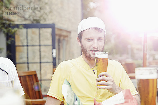 Radfahrer im Biergarten in der Kneipe