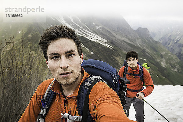 Selbstporträt zweier Brüder beim Bergwandern  Bayerische Alpen  Oberstdorf  Bayern  Deutschland