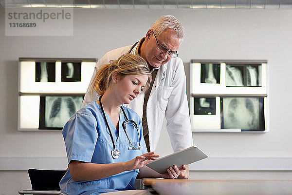 Ärzte schauen auf digitales Tablett
