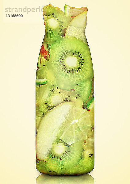 Kiwi  Apfel und Limette in der Flasche