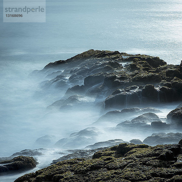 Lange Exposition von Meer und Felsen  Malarif  Snaefellsnes  Island