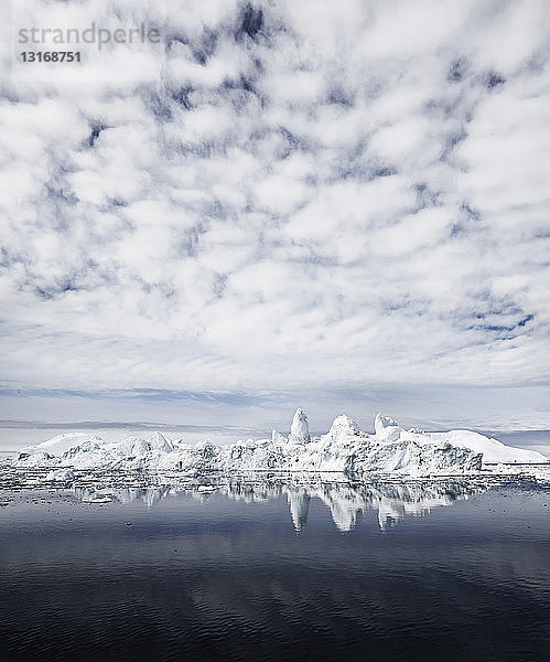 Wolken und Eisberg  Ilulissat  Jakobshavn  Grönland