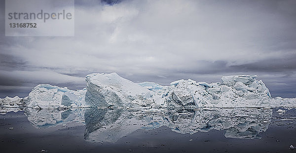 Panoramablick auf Eisberg  Ilulissat  Jakobshavn  Grönland