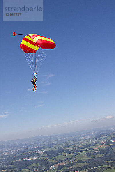 Fallschirmspringer über Thurgau  Schweiz