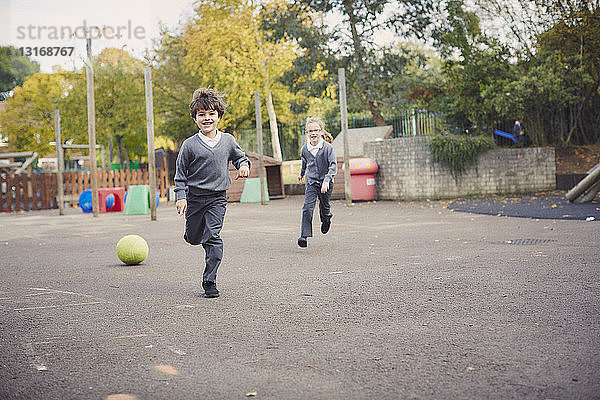 Grundschüler und Mädchen laufen auf dem Spielplatz