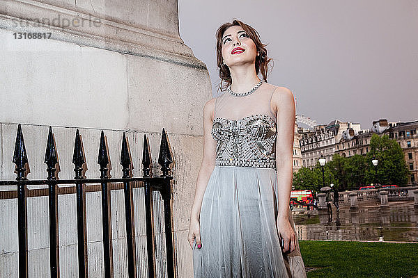 Weibliches Model im Abendkleid in der Abenddämmerung  Trafalgar Square  London  UK