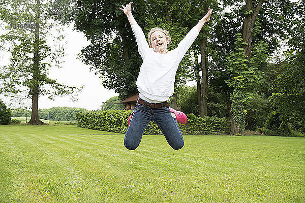 Mädchen springt im Garten