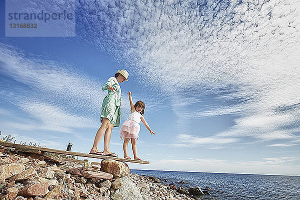 Mutter und Tochter auf Holzbrettern am Strand  Eggegrund  Schweden