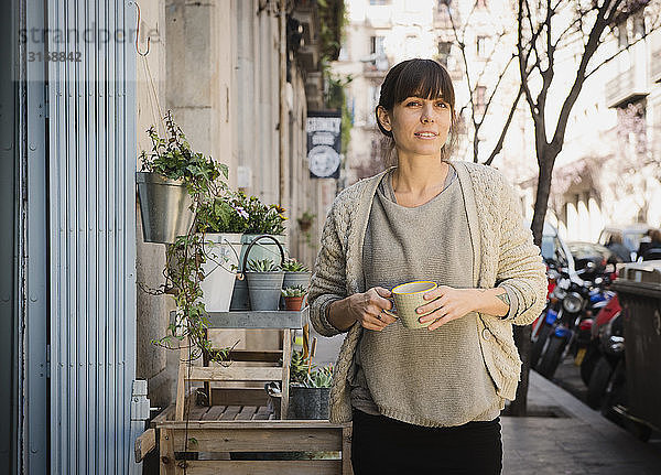 Ladenbesitzer in der Kaffeepause  El Raval  Barcelona  Spanien