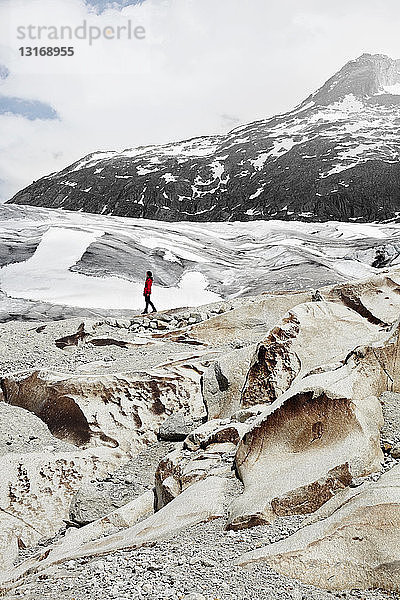 Frau wandert in Gletscherlandschaft