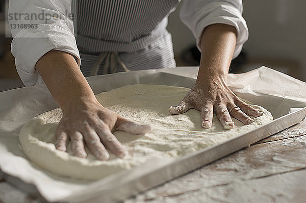 Bäcker  der glutenfreien Teig zum Backen vorbereitet
