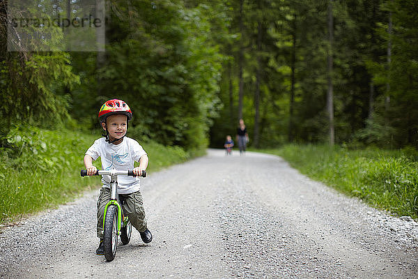 Kleinkind Junge fährt Fahrrad auf Feldweg