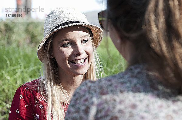 Junge Frauen beim Picknick