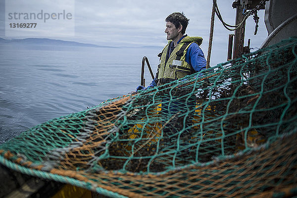 Fischer bereiten Netz vor  Isle of Skye  Schottland