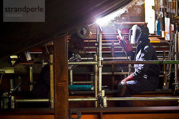 Schweißer bei der Arbeit in der Werft