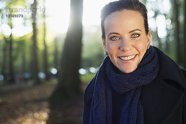 Porträt einer mittleren erwachsenen Frau im Waldpark