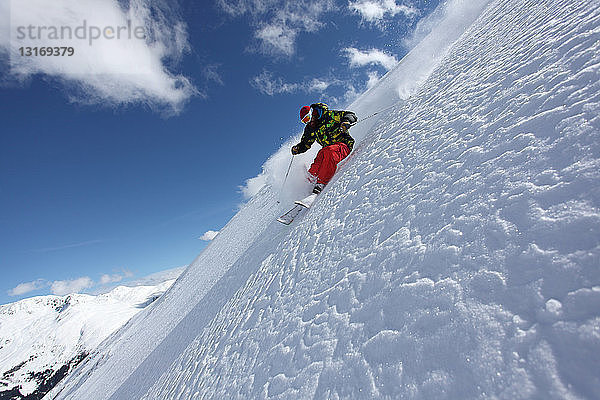 Mittelgroßer erwachsener Mann beim Skifahren am Steilhang  Mayrhofen  Tirol  Österreich