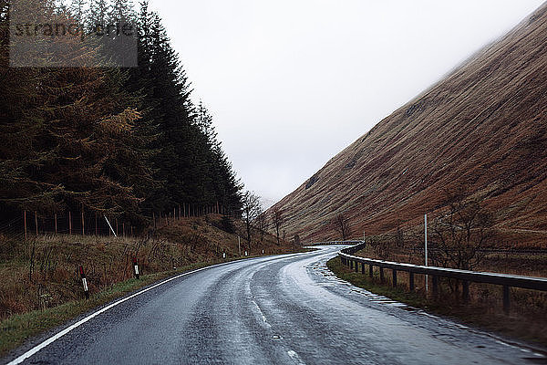 Leere Straße  Glencoe  Schottische Highlands  Schottland