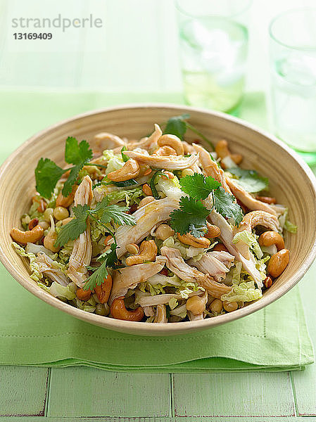 Teller mit Hühnerfleisch  Kräutern und Cashewnüssen