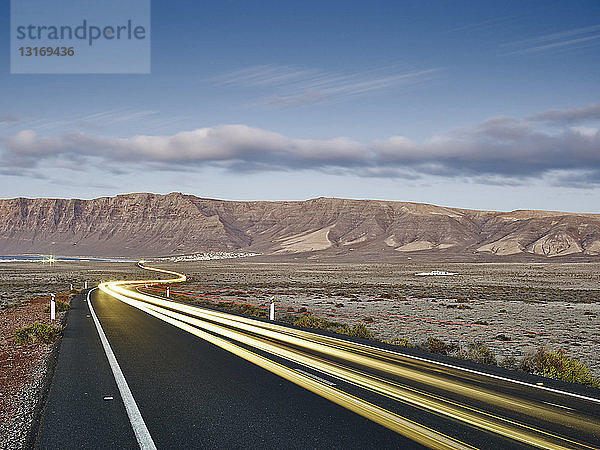 Autobahn-Scheinwerferspuren im Morgengrauen  Lanzarote  Spanien