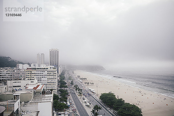 Erhöhte Ansicht einer niedrigen Wolke über dem Copacabana-Strand  Rio de Janeiro  Brasilien