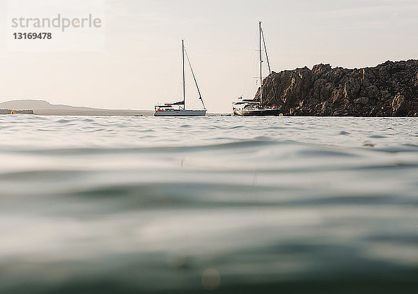 Oberflächenansicht von zwei auf See vor Anker liegenden Yachten  Menorca  Balearen  Spanien