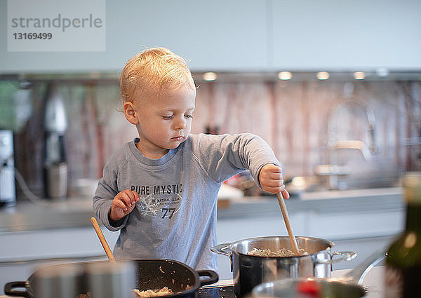 Kleinkind Junge kocht in der Küche