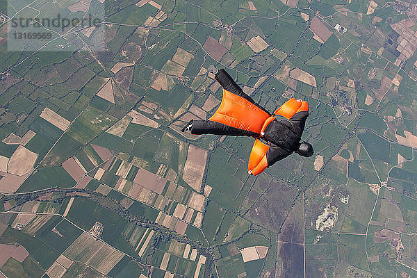 Man Wingsuit fliegt über Empuriabrava  Spanien