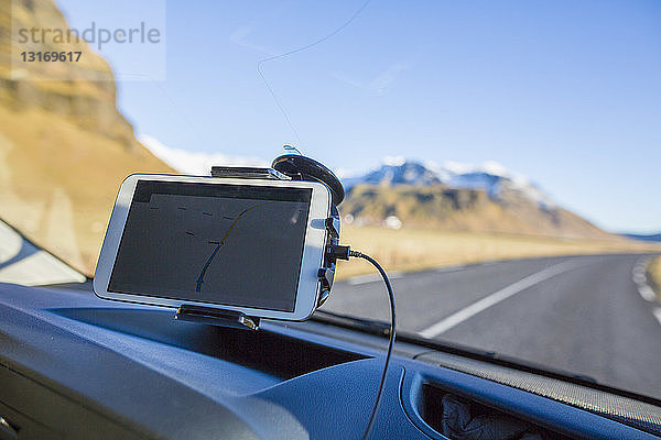 Smartphone an der Windschutzscheibe als GPS genutzt  Island