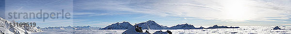 Panoramablick auf schneebedeckte Berggipfel über den Wolken  Saas Fee  Schweiz