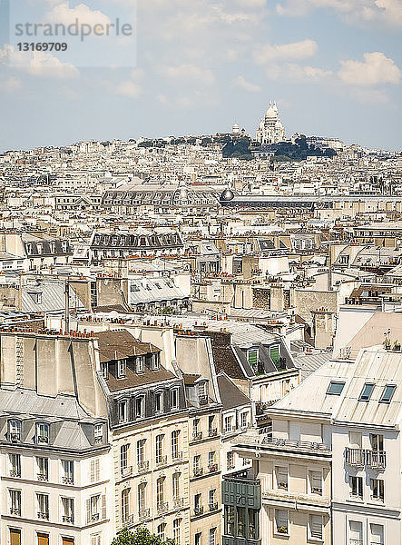 Pariser Blick über die Stadt mit Sacre Coeur im Hintergrund