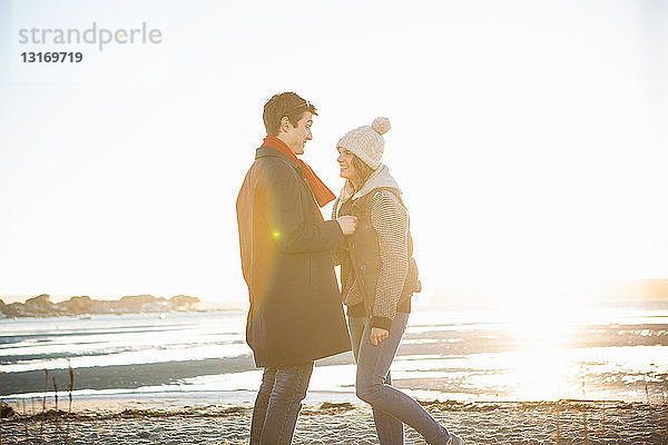Romantisches Paar von Angesicht zu Angesicht am Strand