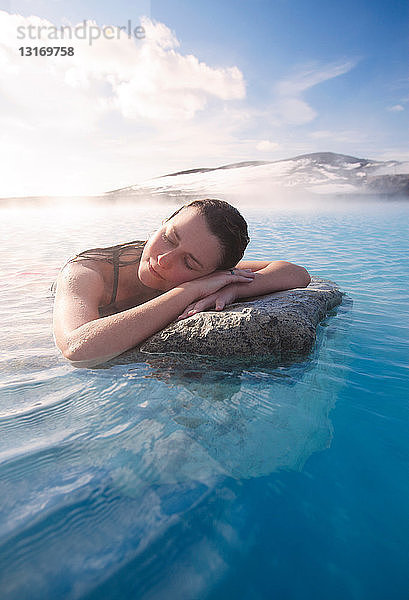 Frau entspannt sich im Thermalsee