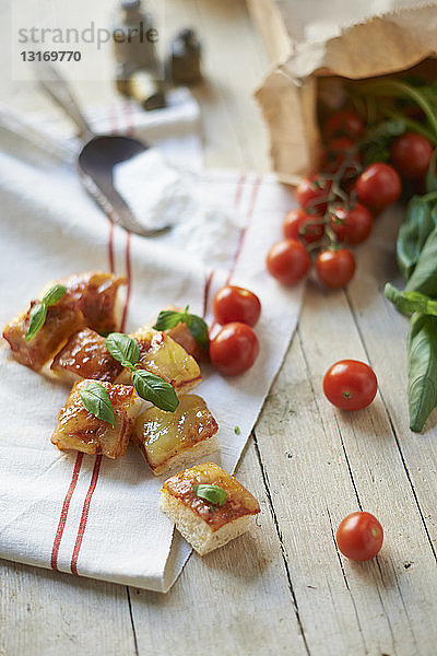 Glutenfreie Ciabatta-Quadrate mit Strauchtomaten