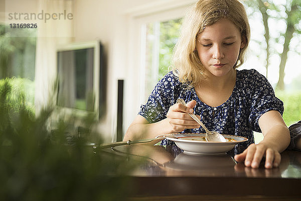 Mädchen beim Frühstück