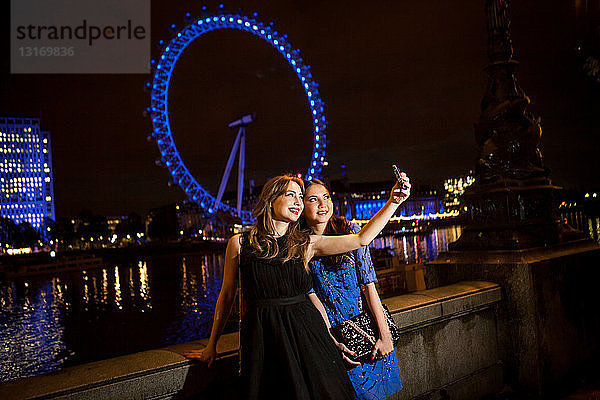 Zwei junge Freundinnen beim nächtlichen Selbstporträt  London  UK