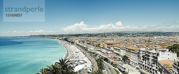 Panoramablick auf Strand und Küstenlinie  Nizza  Frankreich