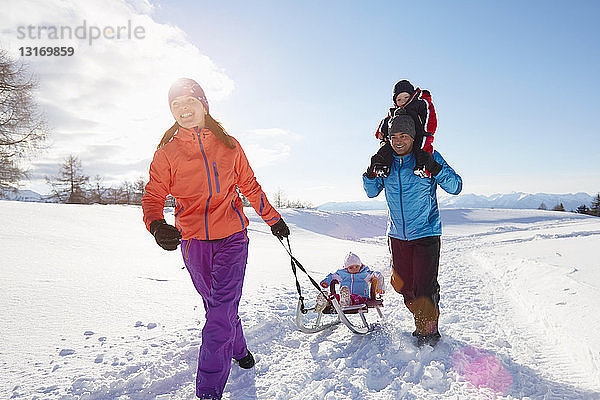 Paar mittlerer Erwachsener und zwei Kinder wandern in den Dolomiten  Eisacktal  Südtirol  Italien